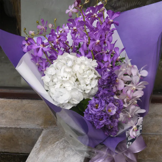 Santa Ana 幻紫魅影花束 主花為繡球花加千代蘭 Momo購物網