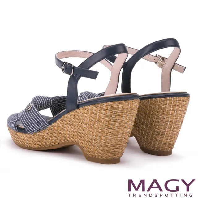 【MAGY】異國風情 條紋布面扭結拼接牛皮編織楔型涼鞋(藍色)