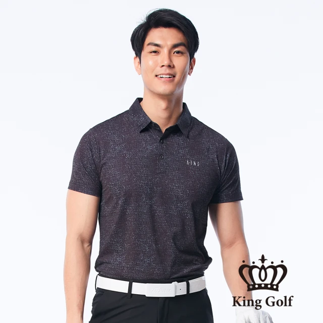 【KING GOLF】男款字母滿版印花LOGO燙印涼感短袖POLO衫/高爾夫球衫(黑色)