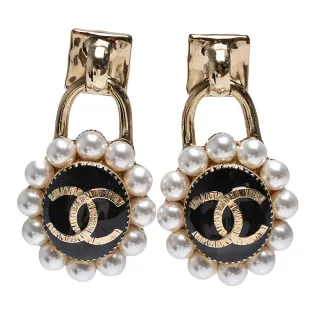【CHANEL 香奈兒】經典珍珠圍繞雙C LOGO橢圓穿式耳環(金色AB6482-OR)