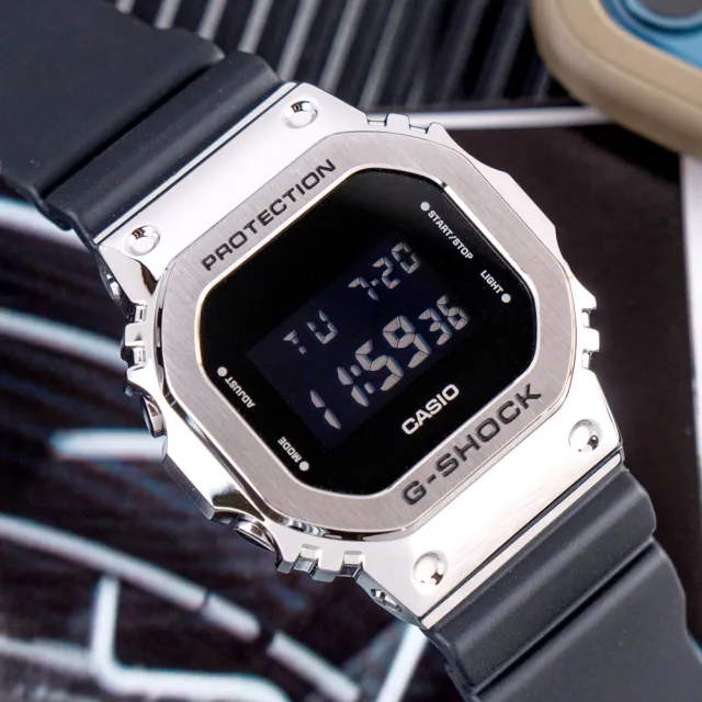 【CASIO 卡西歐】G-SHOCK 金屬強悍耐衝擊數位腕錶/黑x銀框(GM-5600-1)