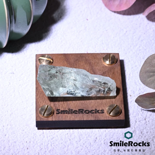 【SmileRocks 石麥】綠水晶隨形半拋5.5x2.0x2.1cm(招財水晶 附SmilePad 6x6底板)