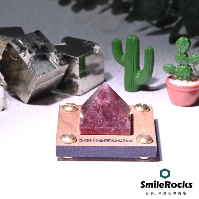 【SmileRocks 石麥】草莓晶金字塔 3.1x3.1x2.9cm(愛情水晶 附SmilePad 6X6底板)