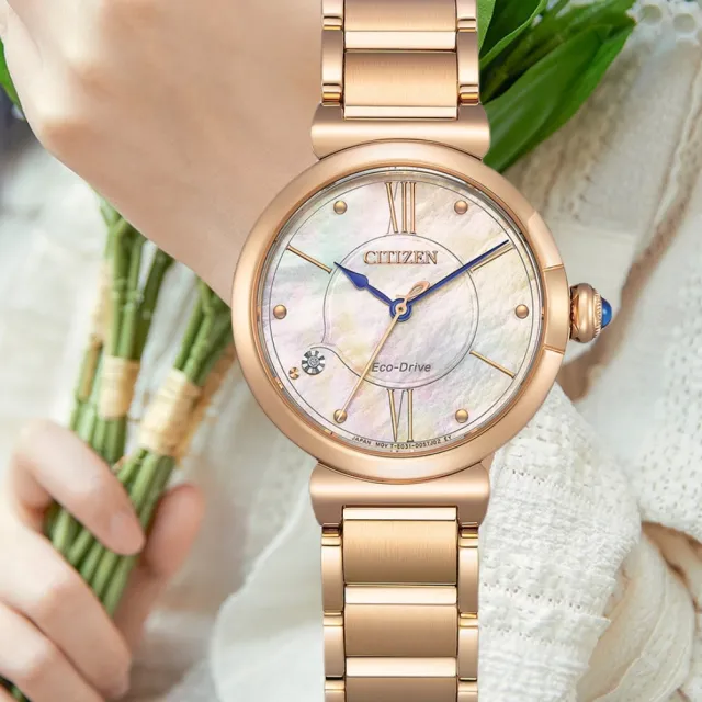 【CITIZEN 星辰】幸福鈴蘭 光動能 白蝶貝知性女錶 29.5mm(EM1073-85Y)