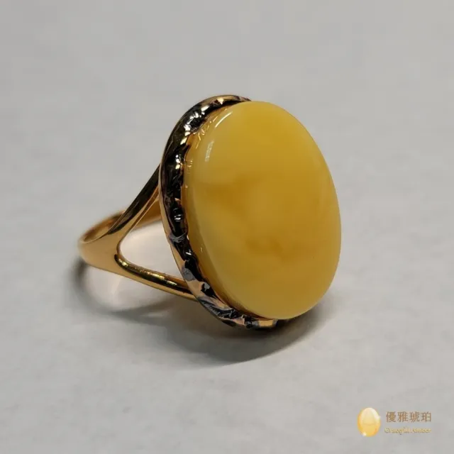 【優雅琥珀】來自波羅地海 橢圓平面形 蜜蠟戒指(戒檯點綴黑金 搭配高雅造型與蜜蠟紋路)