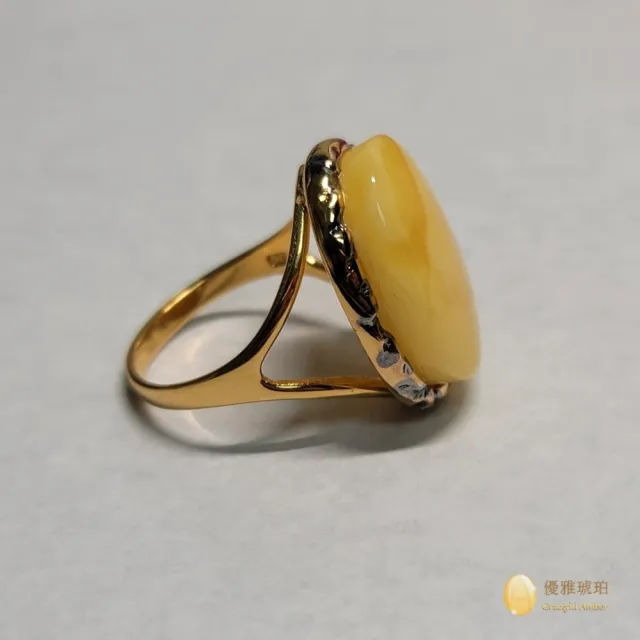【優雅琥珀】來自波羅地海 橢圓平面形 蜜蠟戒指(戒檯點綴黑金 搭配高雅造型與蜜蠟紋路)