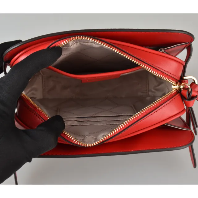 【Michael Kors】MICHAEL KORS CARMEN金字LOGO印花PVC牛皮拉鍊手提斜背相機包(褐x紅)