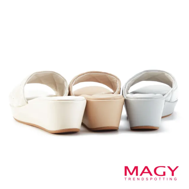 【MAGY】菱格縫線燙鑽羊皮楔型拖鞋(裸色)