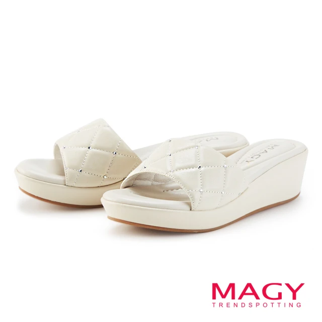 【MAGY】菱格縫線燙鑽羊皮楔型拖鞋(米色)