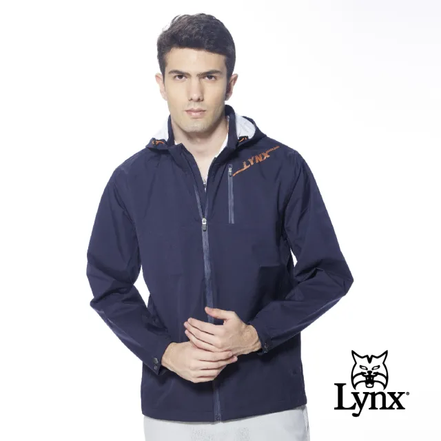 【Lynx Golf】男款防水透濕功能經典山貓印花拉鍊胸袋設計長袖可拆式連帽外套(深藍色)