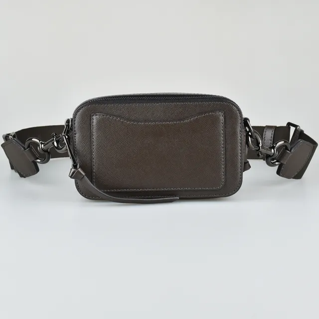 【MARC BY MARC JACOBS】金屬大LOGO防刮皮革THE SNAPSHOT DTM相機斜背包(深棕)