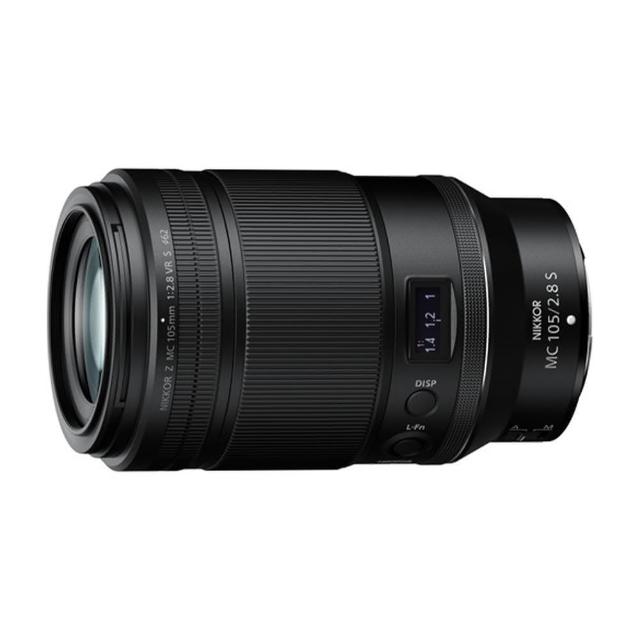 Nikon 尼康 Z MC 105mm F2.8 VR S 是一款頂級微距鏡頭,專為 Nikon Z 系列無反相機設計。105mm 焦距與 F2.8 大光圈,提供恆定光圈與出色的微距放大倍率 1x,最近對焦距離僅 0.29m,完美捕捉細膩細節。內建 VR 影像穩定系統,使用音圈馬達 (VCMs) 減震,確保手持拍攝清晰。鏡片組為 11 組 16 片,包括 3 塊 ED 鏡片與 1 塊非球面鏡片,附奈米結晶塗層及 ARNEO 塗層,減少色散與鬼影。9 片光圈葉片塑造柔美散景,STM 步進馬達實現平順對焦。尺寸約 85mm x 140mm,重量 630g,配備 62mm 濾鏡口徑與 HB-99 遮光罩,適合人像、微距與望遠定焦攝影。保固 12 個月,公司貨正品。 Nikon尼康 Z MC 105mm F2.8 VR S Macro