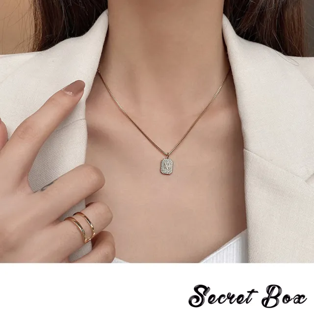 【SECRET BOX】韓國設計M字滿鑽小方牌設計項鍊(M字項鍊 滿鑽項鍊 方牌項鍊)