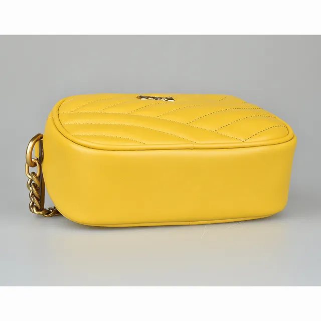 【TORY BURCH】TORY BURCH KIRA CHEVRON 金色十字LOGO絎縫造型羊皮拉鍊斜背相機包(金黃)