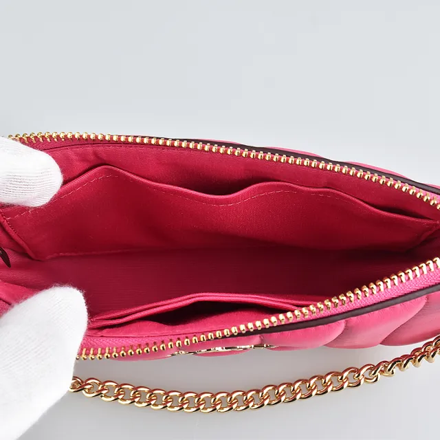 【COACH】經典金屬LOGO絎縫設計皮革拉鍊鏈帶晚宴包(桃紅)