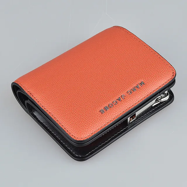 【MARC BY MARC JACOBS】DAILY魚子醬皮革扣式短夾(橘x黑)
