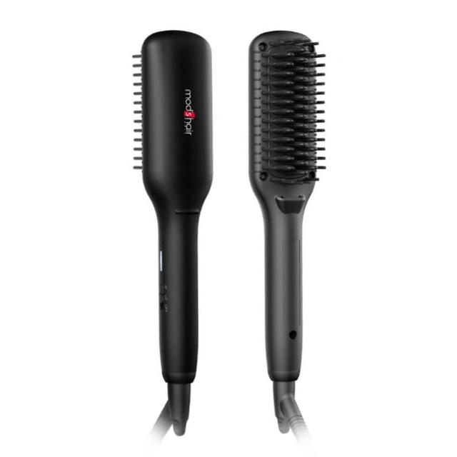 Mod’s Hair MHB-3040-K-TW 電熱直髮梳,採用陶瓷發熱面材質,提供140/180℃兩段溫度調節,快速預熱與陶瓷散熱功能,讓頭髮造型更順滑不傷髮。尺寸約W22.0×D4.6×H4.2cm,重量僅305g,便攜易用。支援100V-240V國際電壓,適合出國攜帶。黑色系設計時尚,包含電熱梳與說明書,透過BSMI檢驗T35056,2年保固安心使用。完美適合日常護髮與造型需求。 mods hair MHB-3040-K-TW