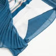 【ILEY 伊蕾】撞色絲巾圖騰飄逸壓褶雪紡上衣(藍色；M-2L；1222061033)