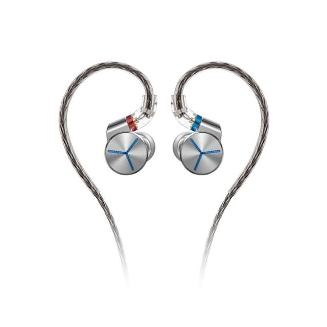 FiiO JD7 系列入耳式有線耳機，型號 JD7-SR 銀色系設計，採用雙磁路雙腔體動圈單元，提供 20Hz-20kHz 頻率範圍與 108dB/mW 靈敏度，阻抗 32Ω，適合 iOS 與 Android 系統。MMCX 耳機接頭與 3.5mm 音源插頭，單晶銅鍍銀線材長 120cm，材質包含 316L 不鏽鋼與金屬，單耳重量僅 8.3g (不含線材)，中國製造，一年保固。專業音質享受，入耳式配戴舒適無麥克風，純色風格完美搭配日常使用。