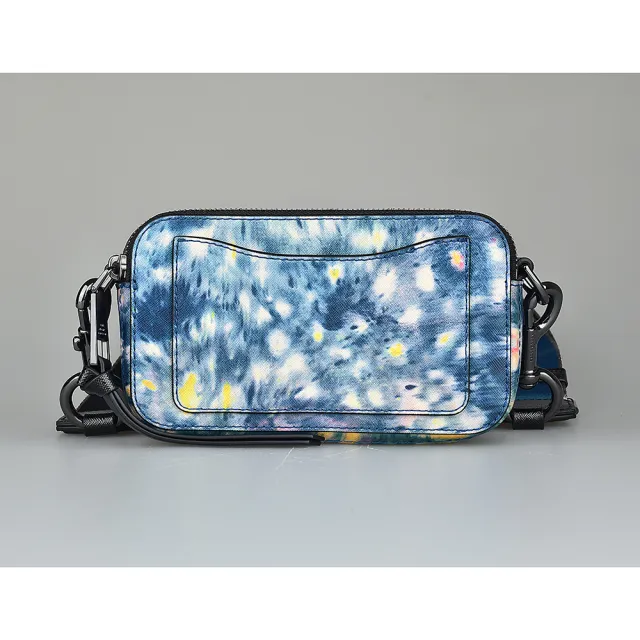 【MARC JACOBS】MARC JACOBS SNAPSHOT黑字LOGO水彩紮染設計防刮牛皮雙拉鍊斜背相機包(水彩藍)