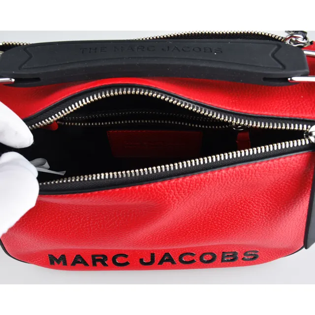 【MARC JACOBS 馬克賈伯】MARC JACOBS THE SOFT BOX 23黑字LOGO牛皮拉鍊手提斜背包(紅)