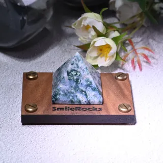 【SmileRocks 石麥】水草瑪瑙金字塔 4.0x4.0x3.8cm(療癒水晶 附SmilePad 6x9 底板)