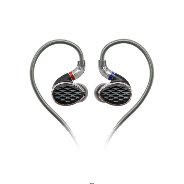  FiiO FH15 是專業級圈鐵入耳式耳機，採用定製樓氏 RAD*2 動鐵 + 樓氏 ED 動鐵 + 10mm 碳基球頂振膜動圈單體，提供 10Hz-40kHz 寬廣頻率響應與 112dB/mW 高靈敏度，阻抗僅 16Ω，適合行動裝置直推。配備高純度單晶銅鍍銀線材（120cm），MMCX 可換接頭支援 3.5mm/4.4mm 插頭，鋁合金金屬外殼輕盈僅 6.6g，黑色純色設計舒適耐用。中國原廠生產，一年保固，完美適用通用作業系統，是 HIFI 愛好者與監聽用途的首選，帶來細膩平衡的極致聽覺享受。 