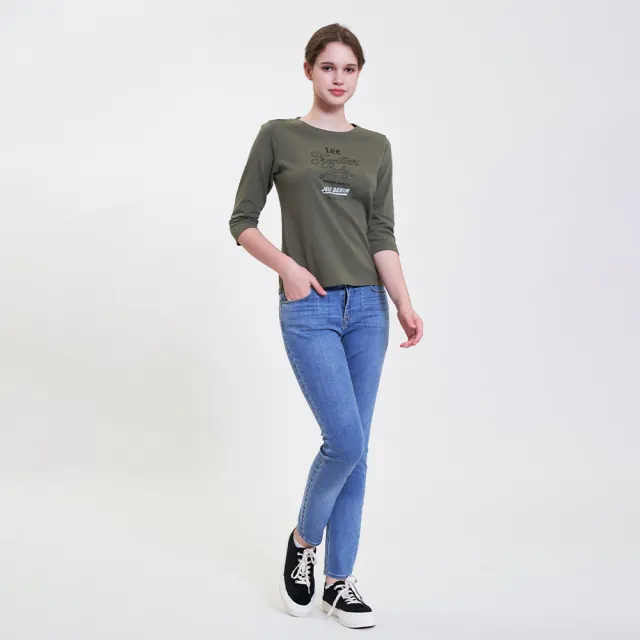 【Lee 官方旗艦】女裝 七分袖T恤 / 英文草寫印花 小LOGO 橄欖綠 標準版型(LL220435ANL)