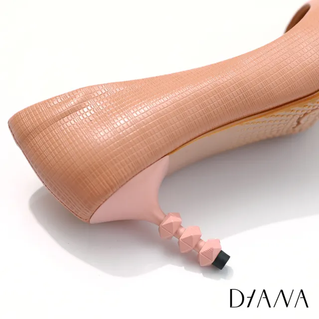 【DIANA】7 cm細緻光澤壓紋羊皮素色幾何設計跟尖頭高跟鞋-漫步雲端焦糖美人(蜜糖卡其)