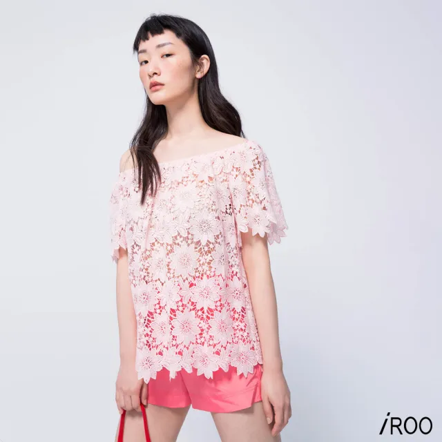 【iROO】一字領蕾絲女人設計短袖上衣