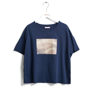 【SOMETHING】女裝 海洋映像印花短版剪裁T恤(丈青色)