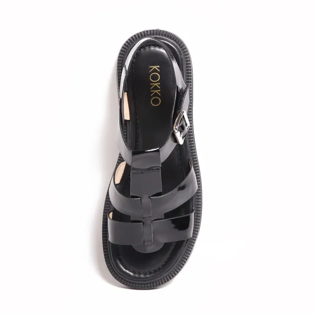 【KOKKO 集團】率性舒適亮漆皮漁夫編織涼鞋(黑色)