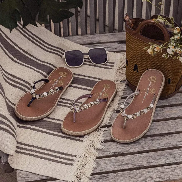 【FAIR LADY】California度假中 南洋風甜美小花綴飾編織夾腳涼拖鞋(晶靛藍、172720)