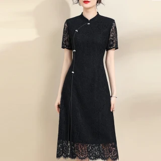 【FQ 時尚天后】旗袍領素黑開叉鉤花蕾絲洋裝(中大尺碼/M-4XL)