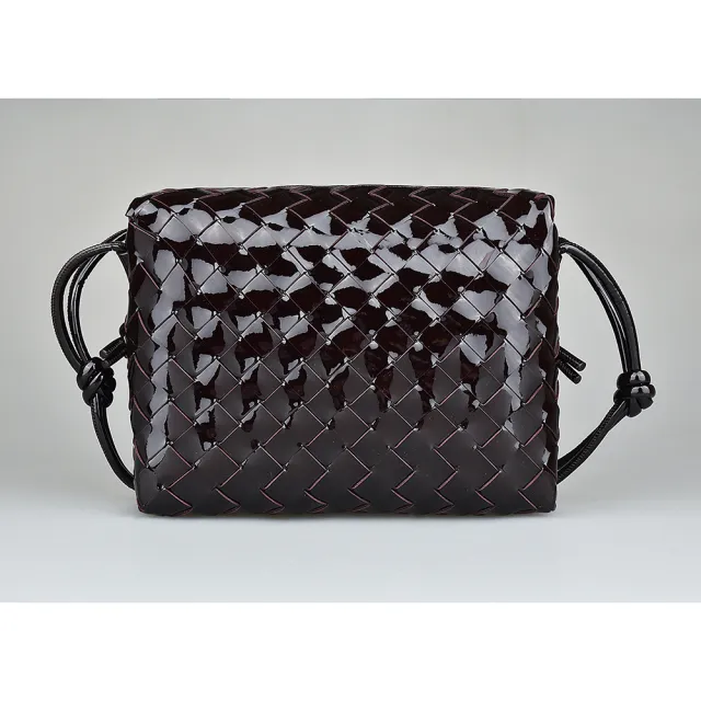 【BOTTEGA VENETA 寶緹嘉】BV BOTTEGA VENETA INTRECCIO內裡壓印LOGO編織設計漆皮拉鍊斜背包(小/深紫紅)