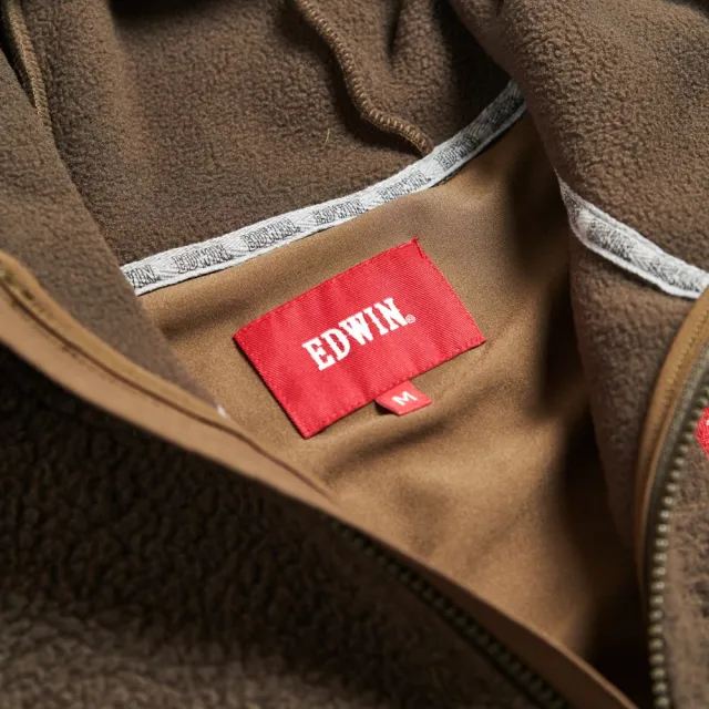【EDWIN】男裝 露營系列 紅標後搖粒絨刺繡外套(橄欖綠)