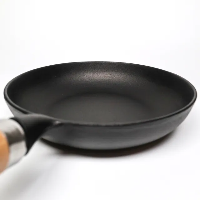 【福介商店】南部鐵器 日本鑄鐵鍋 IWACHU 岩鑄 歐姆蛋木柄平底鍋 21cm IH爐可用鍋 平底鍋 炒鍋 煎鍋