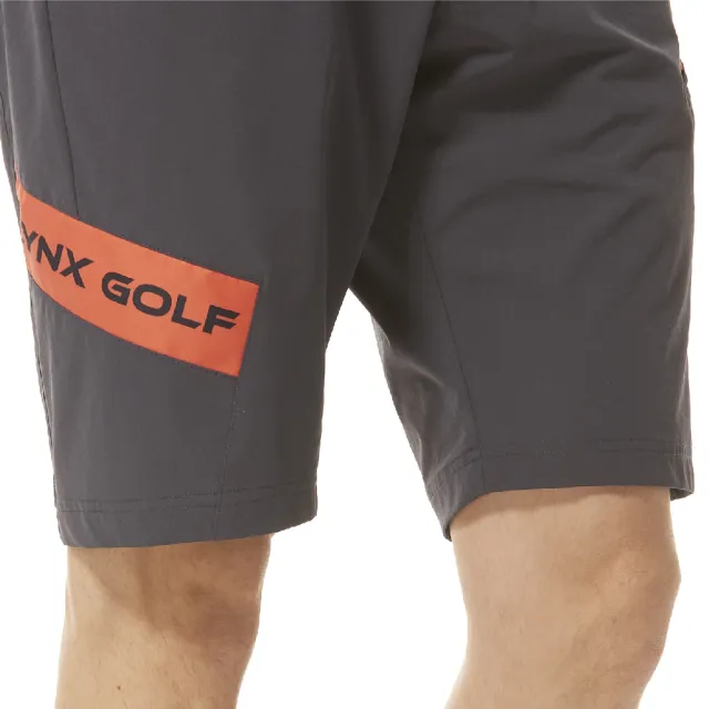 【Lynx Golf】首爾高桿風格！男款彈性舒適LOGO字樣配布剪接側邊拉鏈口袋設計平口休閒短褲(二色)