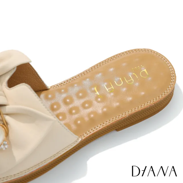 【DIANA】2.5 cm質感羊皮小熊金屬迴紋釦蓬軟涼鞋(純淨白)