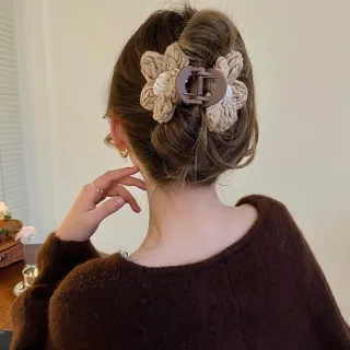 【Emi 艾迷】提拉米蘇編織花朵 優雅絨毛可愛抓夾髮夾(春夏搭配)