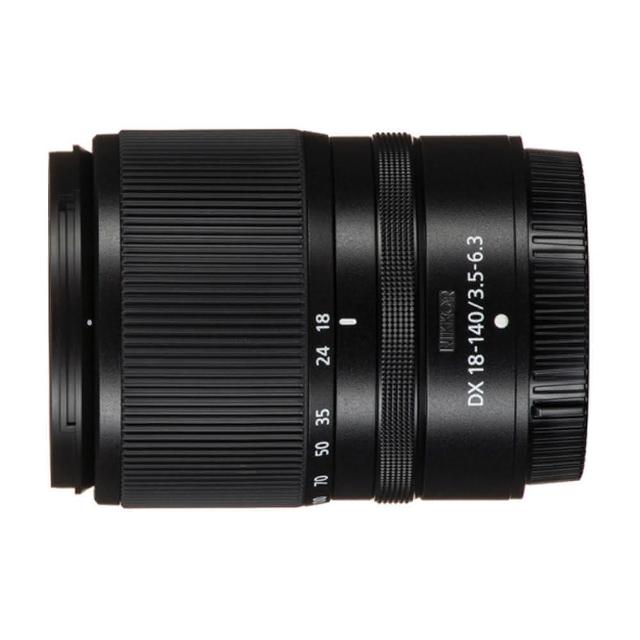 Nikon 尼康 Z DX 18-140mm F/3.5-6.3 VR 鏡頭專為 Nikon Z 系列 APS-C 相機設計，提供從廣角到中長焦的 18-140mm 焦距範圍，視角達 76° 至 11°30，適合風景、人像及旅行拍攝。搭載 VR 光學防震系統，13 組 17 片鏡片結構確保高畫質，內部對焦系統快速精準，放大倍率 0.33 倍支援微距拍攝。輕巧設計，直徑 73mm x 鏡長 90mm，重量僅 315g，便於攜帶。7 片光圈葉片創造柔美虛化效果，非恆定光圈 F3.5-6.3，濾鏡尺寸 62mm。平行輸入貨源，享 12 個月保固，無 BSMI 許可字號，為 Z 系列使用者的理想變焦鏡頭。