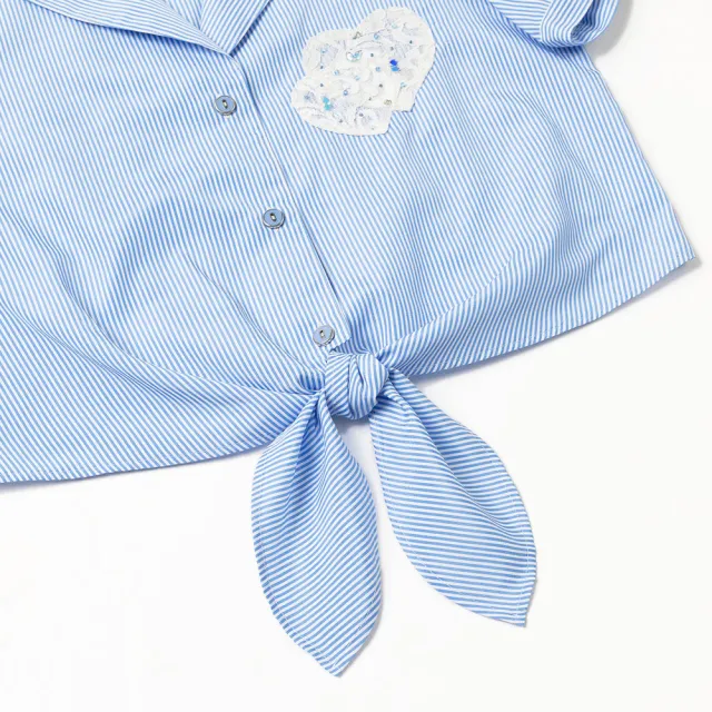 【ILEY 伊蕾】俏麗條紋愛心蕾絲拼布綁帶短版襯衫上衣(淺藍色；M-XL；1232011561)