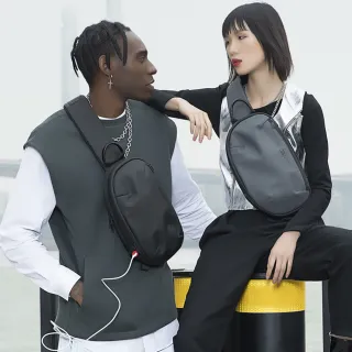 【leaper】極簡都市風防水包 防盜休閒直式斜肩包(斜挎包單肩包)