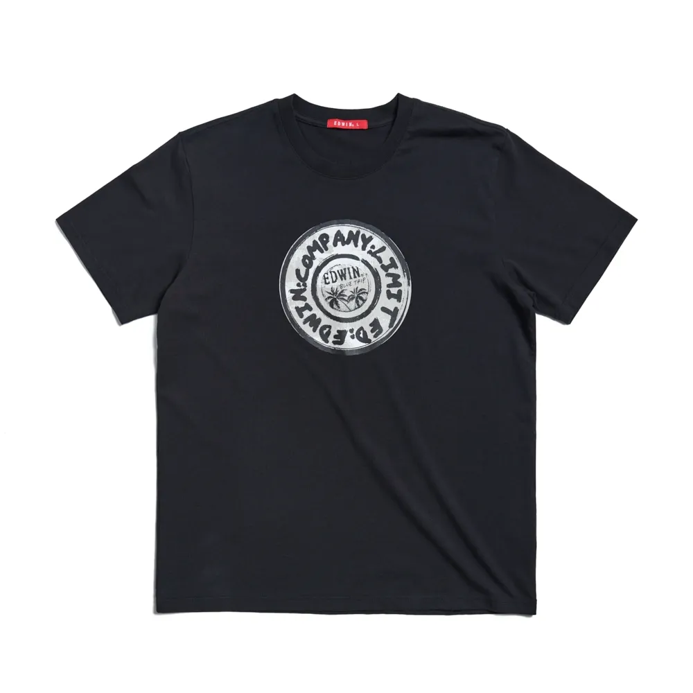 【EDWIN】男裝 人氣復刻款 手繪釦LOGO短袖T恤(黑色)