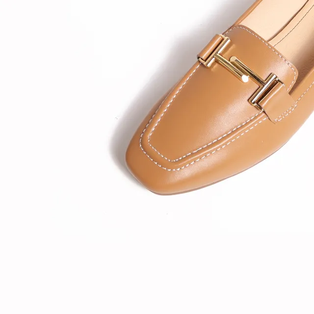 【KOKKO 集團】百搭馬弦釦造型微寬楦包鞋(棕色)