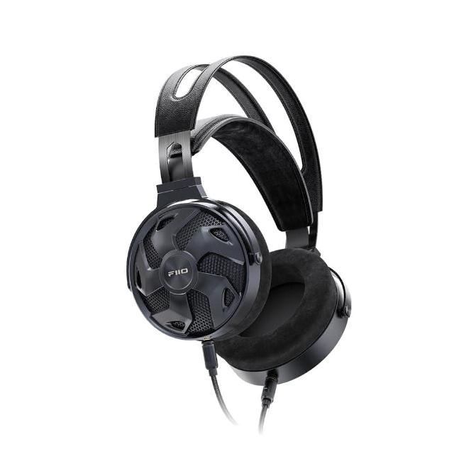  FiiO FT3 專業頭戴式有線耳機，採用 60mm 鍍鈹懸邊 + DLC 球頂振膜動圈單體，提供 7Hz-40kHz 寬廣頻響範圍與 102dB 靈敏度，耳罩壓力僅 4.0N 舒適配戴。支援 3.5mm/4.4mm 可換轉接頭及 XLR 平衡連線，單晶銅線材長約 300cm，重量約 391g（不含線材），金屬鋁合金材質結合皮革，中國原產，一年保固。適合追求高解析音質的音樂愛好者，通用作業系統相容。 