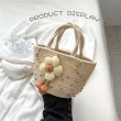【小眾時尚】韓版花花休閒棉繩編織手提包(可愛 毛球 水桶包 草編包 手機包 野餐袋 度假包 學生 沙灘包)