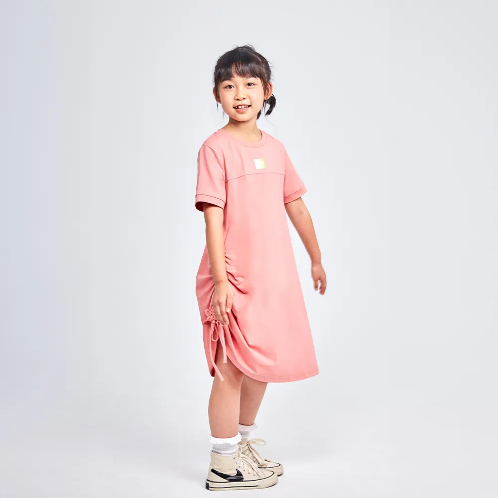 【Mollifix 瑪莉菲絲】活力LOGO側抽皺長版連身裙_KIDS、瑜珈服、瑜珈裙、連身裙(橘粉)