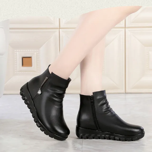 【MOM】真皮短靴 厚底短靴/真皮保暖機能時尚金屬寶石釦飾厚底短靴(黑)