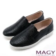 【MAGY 瑪格麗特】輕甜休閒時尚 素面造型洞洞牛皮平底鞋(黑色)